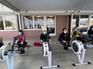 Les dames en action sur les ergos